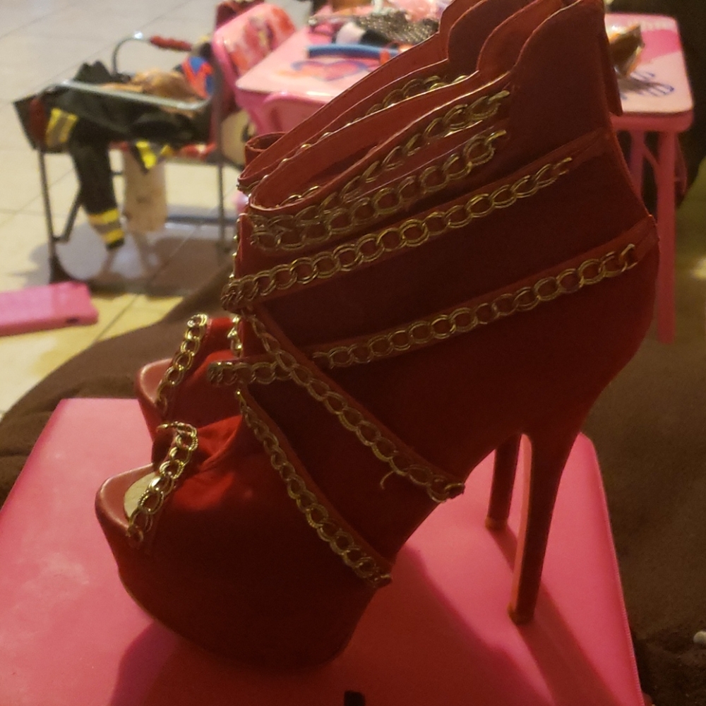 Red chain heels - Picture 3 of 4